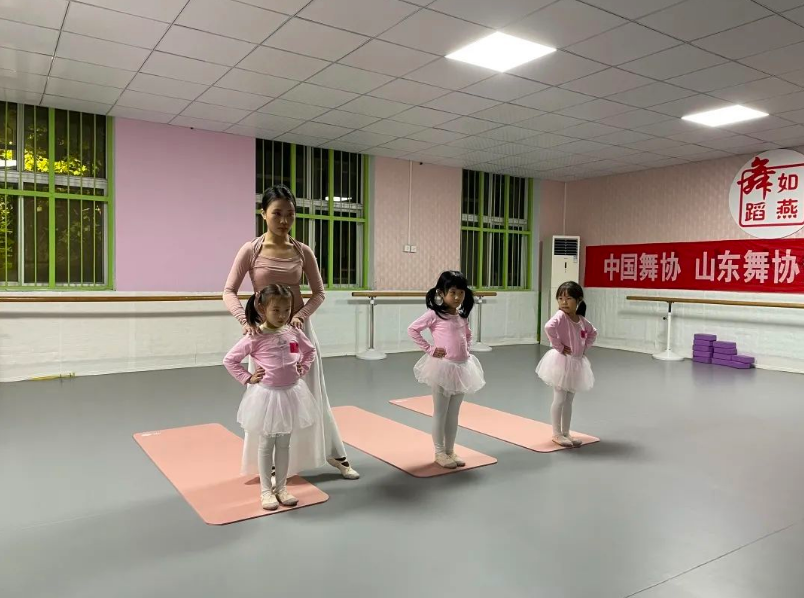 如燕舞蹈